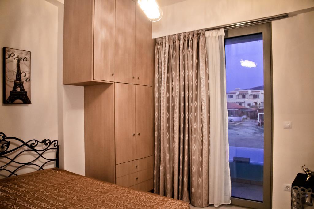 Sea View Beachfront Villa Maria Гувес Екстер'єр фото