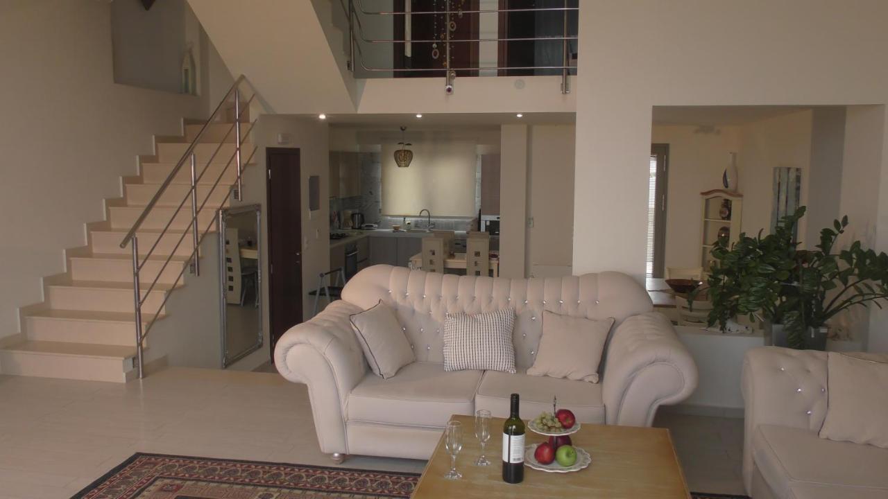 Sea View Beachfront Villa Maria Гувес Екстер'єр фото